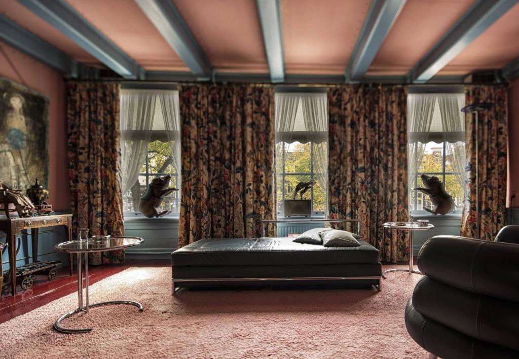 Historisch interieur in de volkskrant; spread van stijlkamers