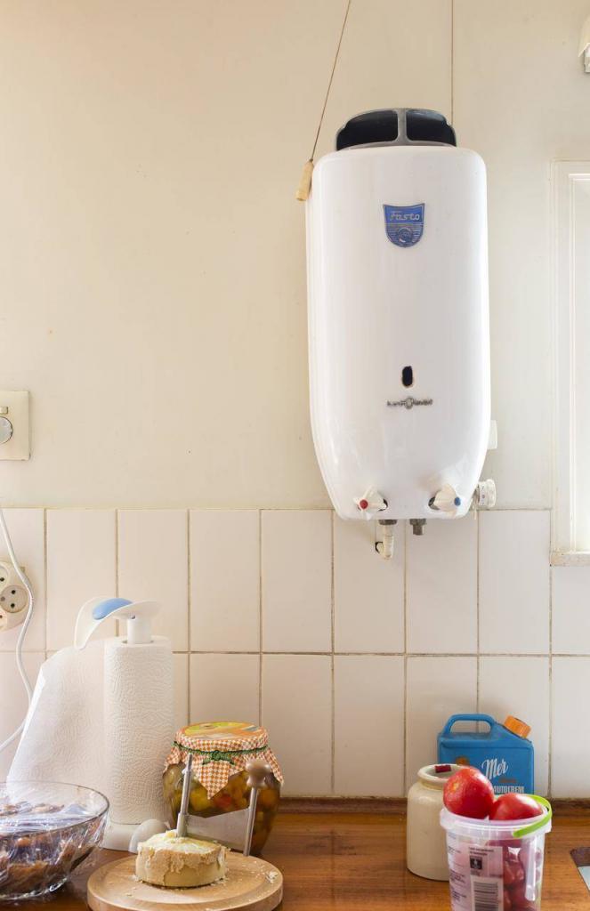 Historisch interieur; kraan hangend boven het aanrecht