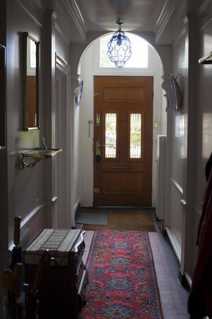 Historisch interieur; voordeur en binnenkomsthal