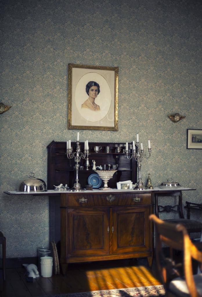 Historisch interieur; schilderij en kandelaars