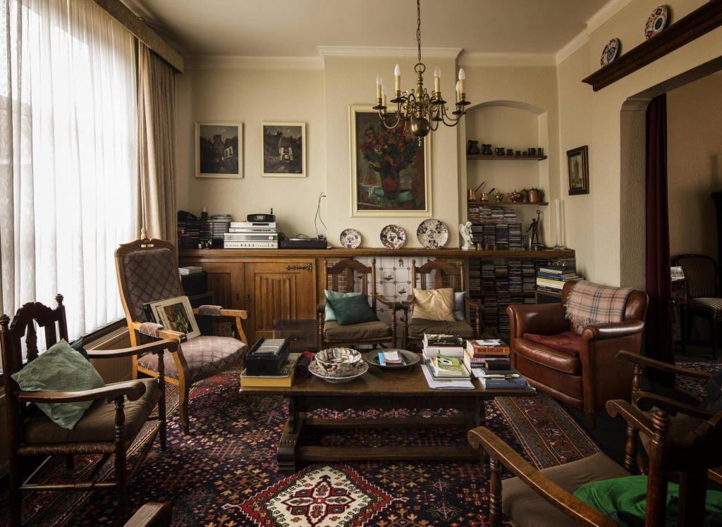 Historisch interieur; knusse, volle woonkamer