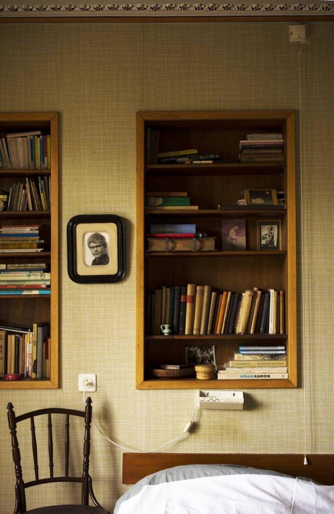 Historisch interieur; tweeling boekenkasten in de muur