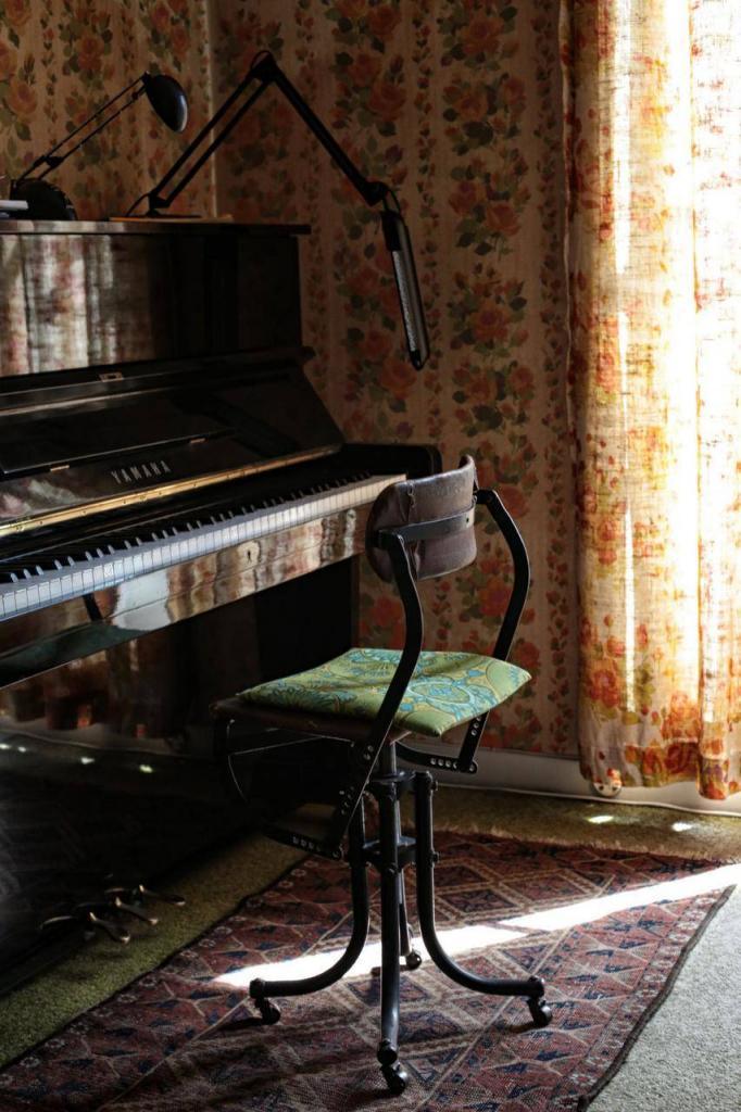 Historisch interieur; piano inclusief bijzonder krukje