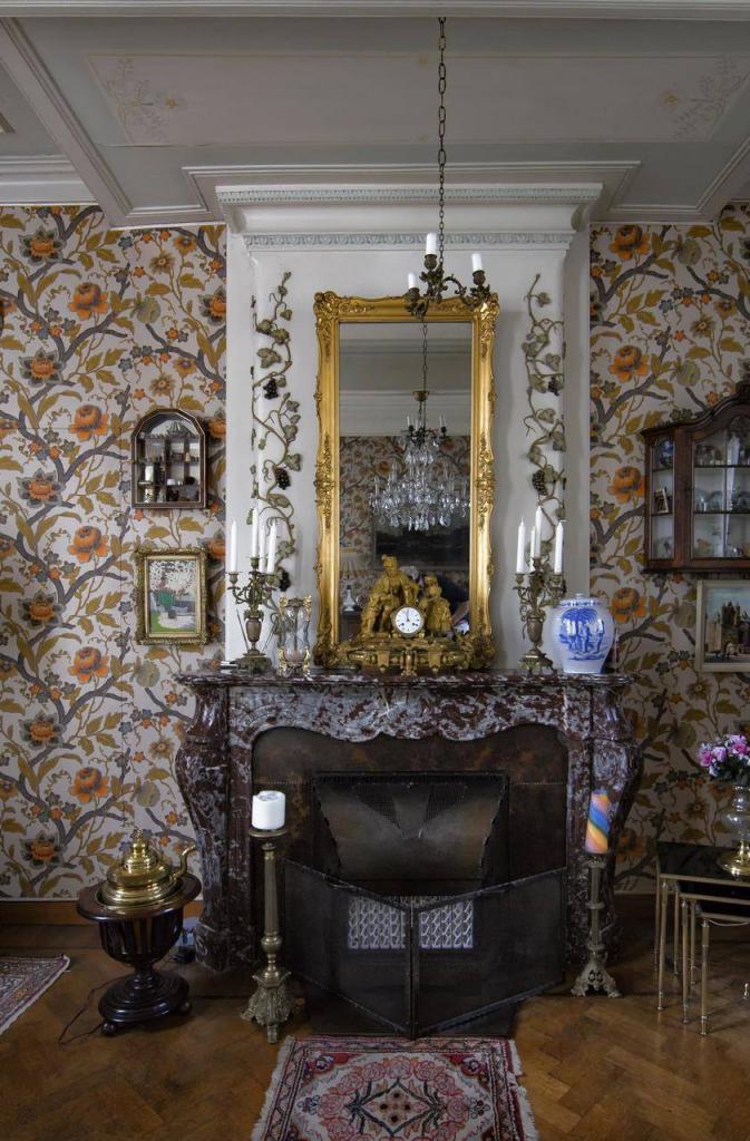 Historisch interieur; haard in de eetkamer