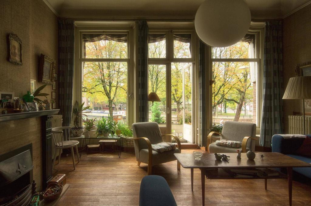 Historisch interieur; woonkamer grachtenpand met grote ramen