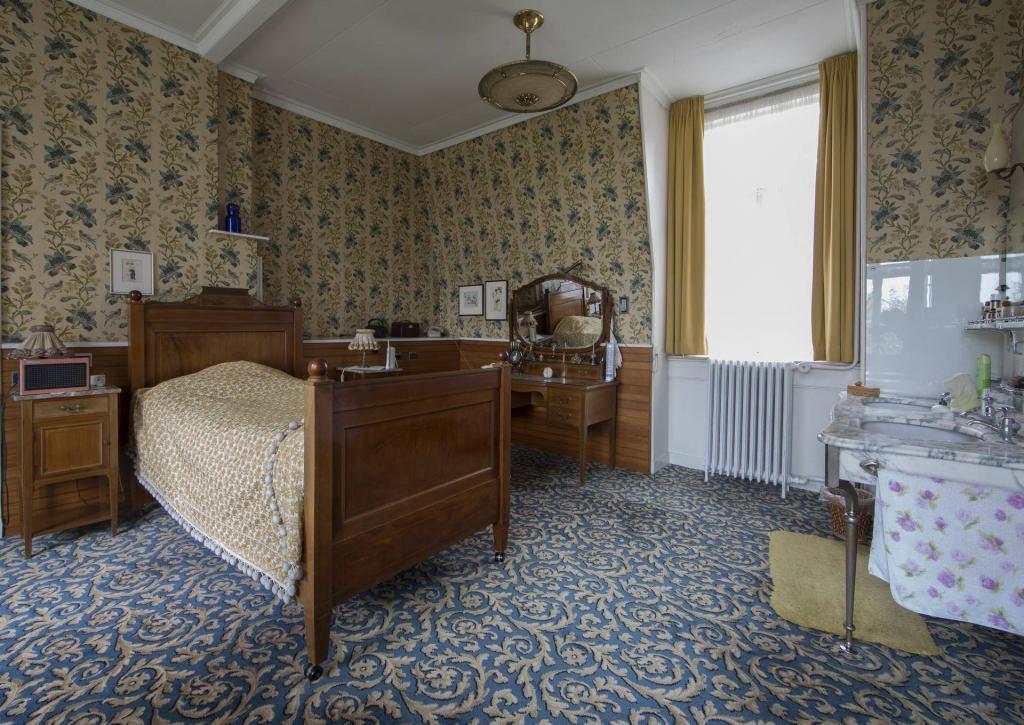 Historisch interieur; vrouwenslaapkamer met duizelingwekkende patronen