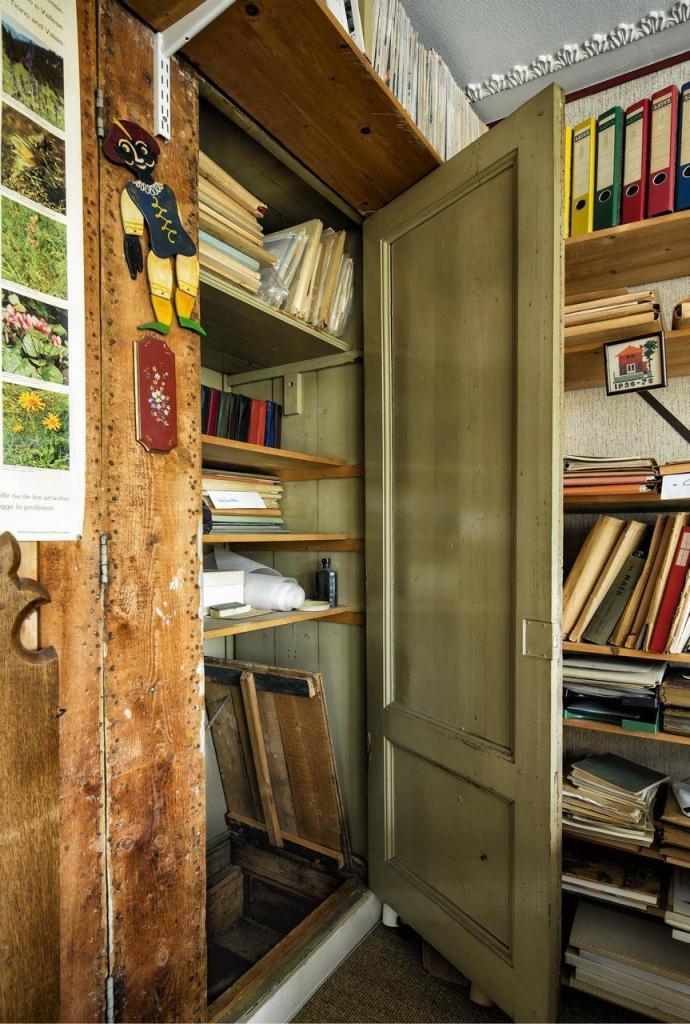 Historisch interieur; onderduikadres, onder de boekenkast
