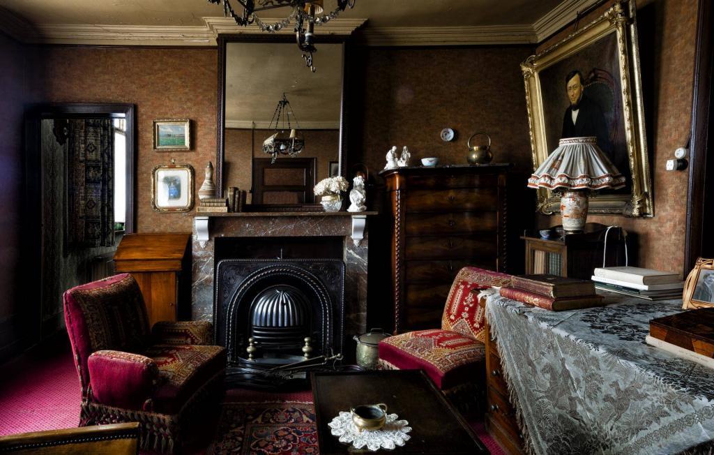 Historisch interieur; roodbruine salon