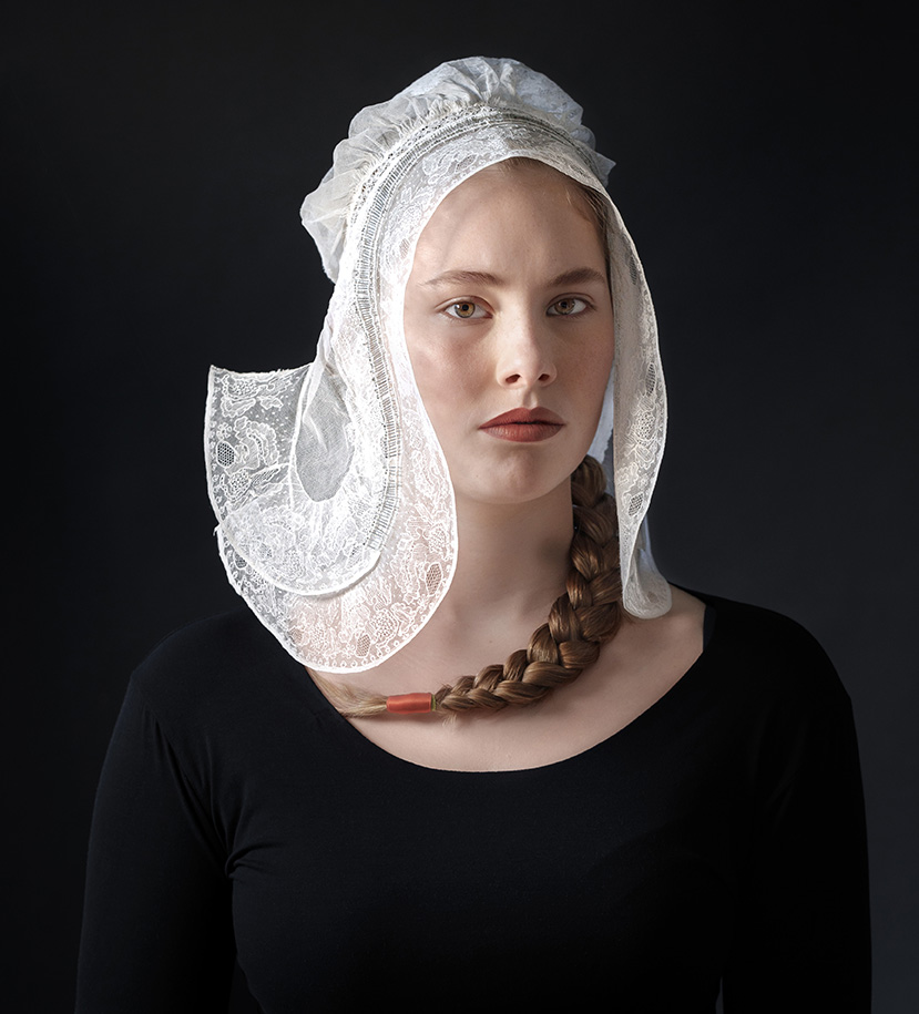 Model meisje met antieke kanten muts (Brabants erfgoed, fashion heritage)